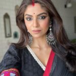 Sayantani Ghosh Instagram - " हज़ारों ख़्वाहिशें ऐसी कि हर ख़्वाहिश पे दम निकले बहुत निकले मिरे अरमान लेकिन फिर भी कम निकले " 🌹 #ganpati #ganeshchaturthi #festival #indianfestival #festivewear #saree #saree #sareelove #sareelover #sareefashion #sareelovers #sareelove #desigirl #picoftheday #pictureoftheday #postoftheday #instapost #instalikes #instalove #instagood #instalike #love #loveyourself #selflove #birthdaymonth #september #virgo #sayantanighosh ❤️