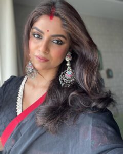 Sayantani Ghosh Instagram - " हज़ारों ख़्वाहिशें ऐसी कि हर ख़्वाहिश पे दम निकले
बहुत निकले मिरे अरमान लेकिन फिर भी कम निकले " 🌹

#ganpati #ganeshchaturthi #festival #indianfestival #festivewear #saree #saree #sareelove #sareelover #sareefashion #sareelovers #sareelove #desigirl #picoftheday #pictureoftheday #postoftheday #instapost #instalikes #instalove #instagood #instalike #love #loveyourself #selflove #birthdaymonth #september #virgo #sayantanighosh ❤️