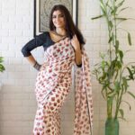 Sayantani Ghosh Instagram - All ready for ganpati celebrations 🌸May Bappa bless us all with peace , happiness and love ❤️ Happy Ganesh Chaturthi 🙏🏼 . . Thank you my bro @ii_rick_ii for such amazing clicks 📸 #ganpati #ganeshchaturthi #celebration #celebrations #festival #indianfestivals #festivals #dressedup #desigirl #saree #sareelove #sareelover #sareelovers #prayers #blessings #happiness #peace #august #love