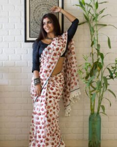 Sayantani Ghosh Instagram - All ready for ganpati celebrations 🌸May Bappa bless us all with peace , happiness and love ❤️ Happy Ganesh Chaturthi 🙏🏼 . . Thank you my bro @ii_rick_ii for such amazing clicks 📸 #ganpati #ganeshchaturthi #celebration #celebrations #festival #indianfestivals #festivals #dressedup #desigirl #saree #sareelove #sareelover #sareelovers #prayers #blessings #happiness #peace #august #love