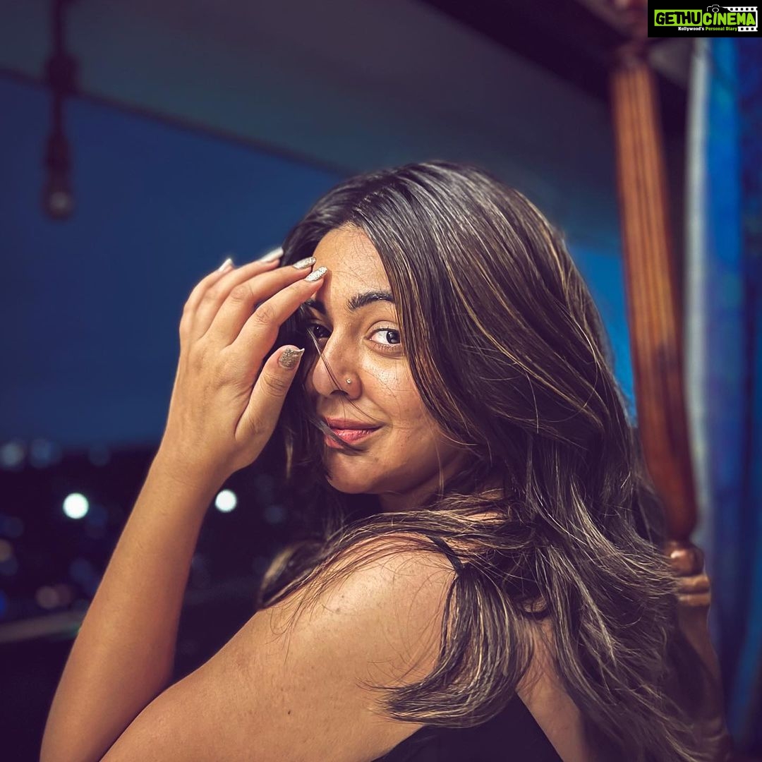 Shafaq Naaz Instagram - Just a feeling✨❤️
