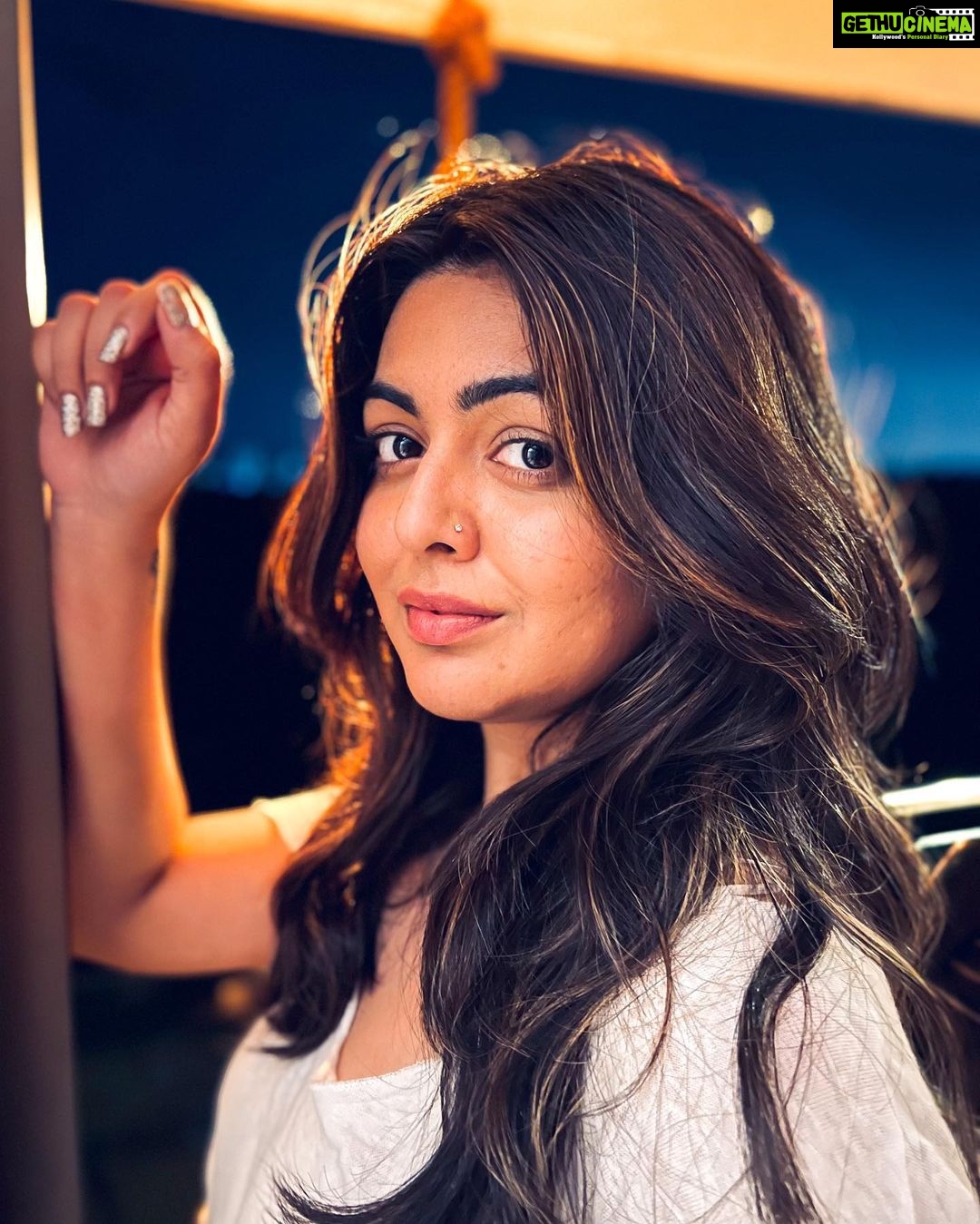 Shafaq Naaz Instagram - Just me looking at you✨💙