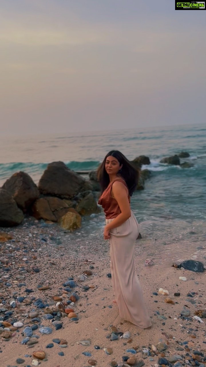 Shafaq Naaz Instagram - Aajani hawa banki🤎✨ Sifah Beach