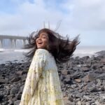 Shafaq Naaz Instagram - Pata nhi kyu jab jab samundar dkhti ho background me ye ganna bajne lagta hai😵‍💫 Aaj ispe reel bana kr Aarman poora ho gaya🥹 . . #creativityfound#walkingmeme