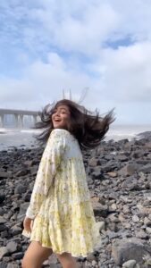 Shafaq Naaz Instagram - Pata nhi kyu jab jab samundar dkhti ho background me ye ganna bajne lagta hai😵‍💫
Aaj ispe reel bana kr Aarman poora ho gaya🥹
.
.
#creativityfound#walkingmeme