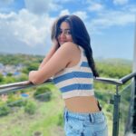 Shafaq Naaz Instagram - Neele neele Ambar per chand toh nhi hai Abhi, likin Acha lag rha hai❤️ Aur main bhi achi lag rhi ho 🤪toh socha photo click kra leti ho🫰🏽 . . #lookatthesky#rainyseason#selfappreciation#