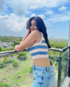 Shafaq Naaz Instagram - Neele neele Ambar per chand toh nhi hai Abhi, likin Acha lag rha hai❤️ Aur main bhi achi lag rhi ho 🤪toh socha photo click kra leti ho🫰🏽
.
.
#lookatthesky#rainyseason#selfappreciation#