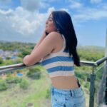 Shafaq Naaz Instagram - Neele neele Ambar per chand toh nhi hai Abhi, likin Acha lag rha hai❤️ Aur main bhi achi lag rhi ho 🤪toh socha photo click kra leti ho🫰🏽 . . #lookatthesky#rainyseason#selfappreciation#