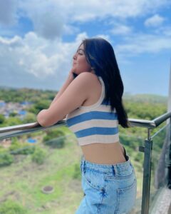 Shafaq Naaz Instagram - Neele neele Ambar per chand toh nhi hai Abhi, likin Acha lag rha hai❤️ Aur main bhi achi lag rhi ho 🤪toh socha photo click kra leti ho🫰🏽
.
.
#lookatthesky#rainyseason#selfappreciation#