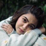 Shafaq Naaz Instagram - I may be looking very calm and peaceful from outside, but inside… I was feeling really hot itni garmi me koun sweater pehenta hai yaar!!🧌 . . Stylist - @rimadidthat Photographer - @veestudio.in Makeup - @makeovers_by_bhavi Hair - @abidansanri Outfit @berrylush_com Location - @invisiblegastronomybar Location PR - @mediatribein Team - @greenlight__media Invisible Gastronomy Bar