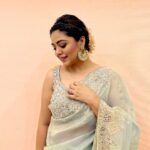 Shafaq Naaz Instagram – I was my own make up artist for the day!!
It took me about 2 hour to get ready and few blenders here and there but anyways I was looking pretty in the end that’s all it matters🥰 
This time I really wanted to wear gajra, well it was little difficult to make bun!! thanks to my short hair🫣 but I managed🐣
What do you guys think of this look🧐? Say say!!
Outfit – @odhniworld X @publiquedom
Managed by @greenlight__media
