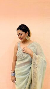 Shafaq Naaz Instagram - I was my own make up artist for the day!! It took me about 2 hour to get ready and few blenders here and there but anyways I was looking pretty in the end that’s all it matters🥰 This time I really wanted to wear gajra, well it was little difficult to make bun!! thanks to my short hair🫣 but I managed🐣 What do you guys think of this look🧐? Say say!! Outfit - @odhniworld X @publiquedom Managed by @greenlight__media