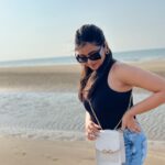 Shafaq Naaz Instagram – Apke yahan kya bolte hai mujhe pata nhi hamare wahan toh isko ‘Kanche ke bottle’ bolte hai. Bachpan me bahut peeya krti thi ye main. 
Sirf 2 rs me milte thi imagine. Ye kitne ke thi pata nhi production ne paise diye the 😂
Toh huya aisa that I was shooting in Jummu aur wahan mujhe ye dukan dekhe toh peena toh banta tha. 
Thoda nostalgia ho gaya♥️♥️