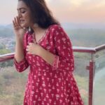 Shafaq Naaz Instagram – Indian Cinderella hoti toh definitely Punjabi hoti🤪😋
Oh well I’m talking to my imaginary prince 😂

.
.
@josh.punjabi @officialjoshapp