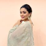 Shafaq Naaz Instagram – Alexa play ‘saree Ke fall sa’ 🐣
.
.
Outfit – @odhniworld 
@publiquedom 
Team @greenlight__media