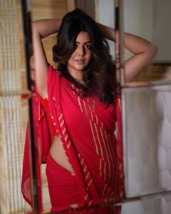 Shafaq Naaz Instagram - Love my #unfiltered self 🤌🏼
.
.
Shot by - @suraj_yadav06 
Make up hair - @jidnyasa_makeup