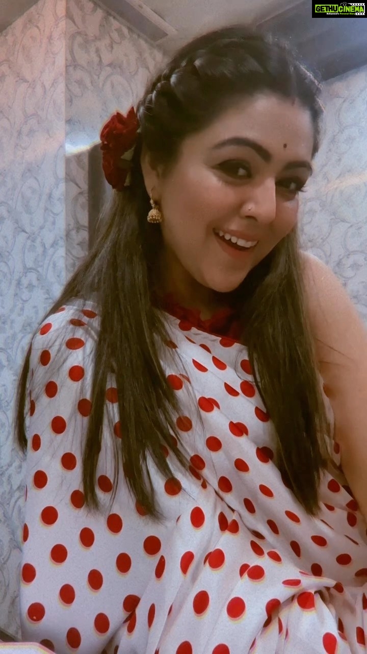 Shafaq Naaz Instagram - Okay so this is for you guys. thank you everyone for the suggestions ap logo ne zindagi aasan kr de 🫣🤗 got a lot of good songs, saving it for later!! Hope you like this one♥️