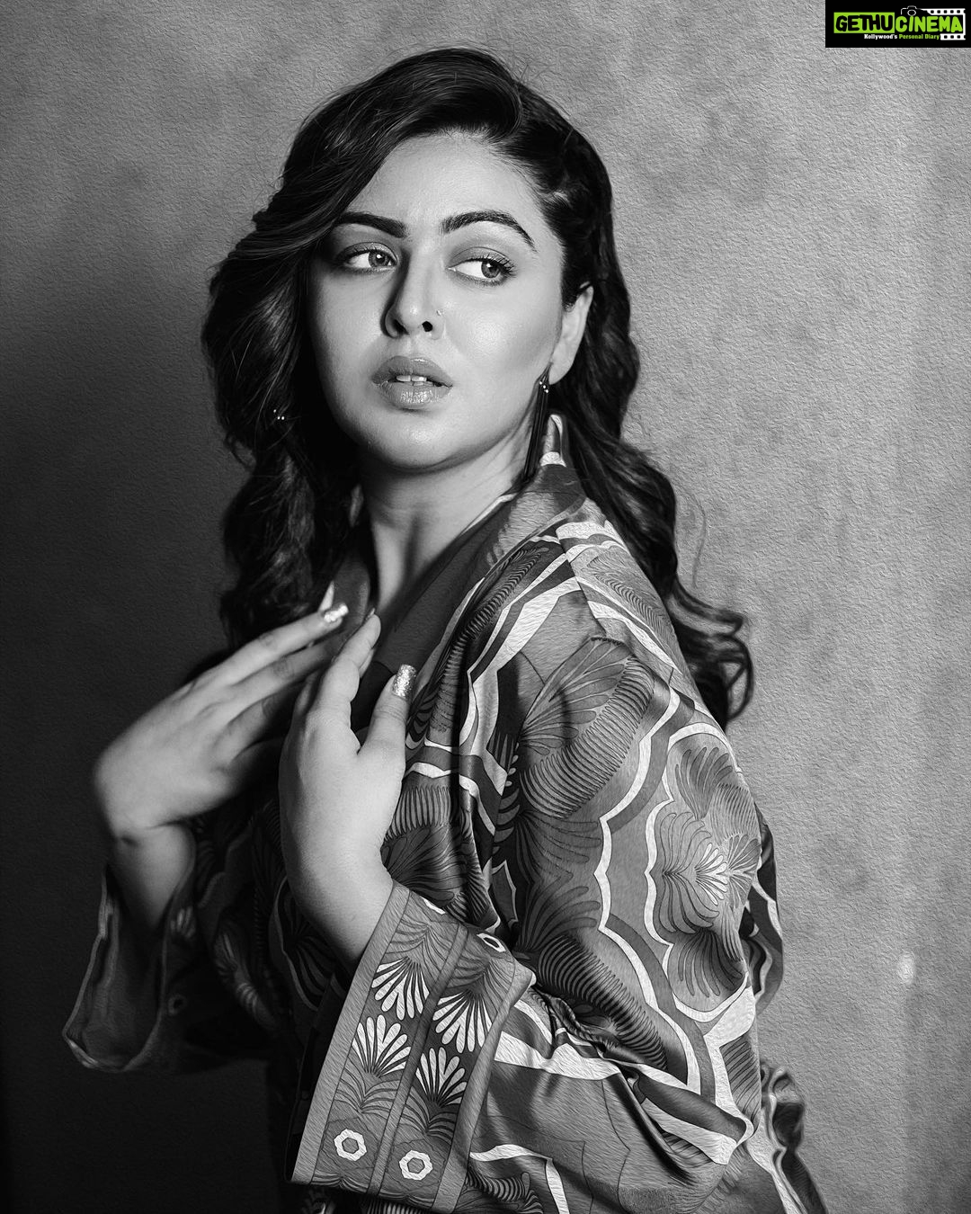 Shafaq Naaz Instagram - Ummm hiii.. is it Monday already👻