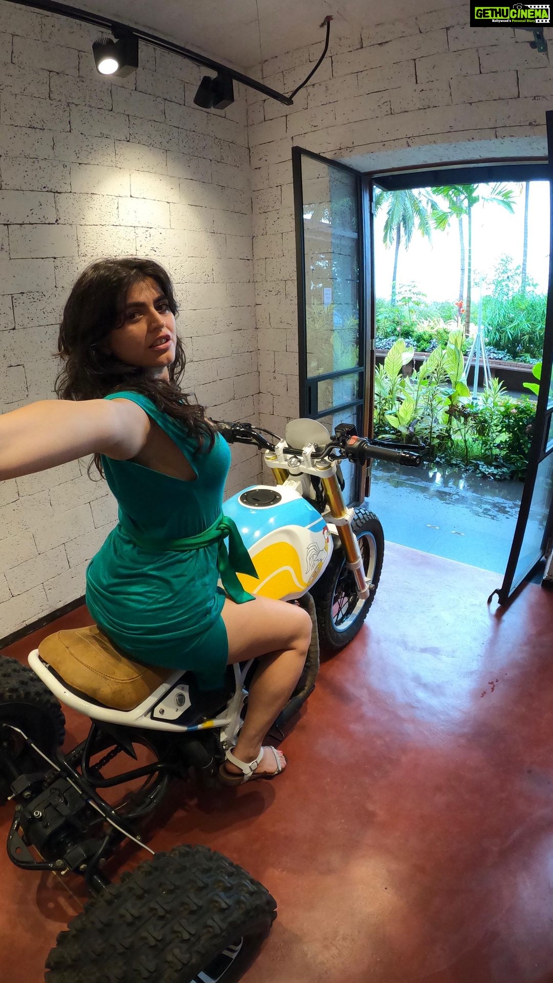 Shenaz Treasurywala Instagram - What’s the one ability you would love to have? For me, it’s to ride a bike. #travelwithshenaz #travelhotelsmiles #reelit@royalenfield @theroyalenfieldhimalayan @royalenfieldrides