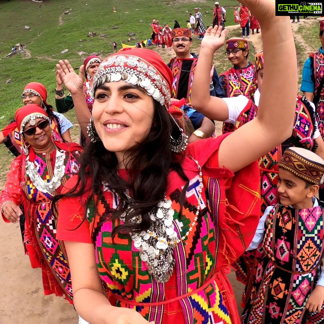 Shenaz Treasurywala Instagram - Today’s Challenge: Day 2 1. Post your favorite group selfie with friends or family or strangers 2. #TravelWithShenaz #ShenazGoPro 3. Make this picture happy! I want to see you having fun and living our Smile Philosophy 4. Note it’s completely okay if it’s not shot on GoPro) 6. In the comments here mention why you posted that particular group selfie. 7. Make sure you’re following both my accounts- this one and @travelhotelsmiles #TravelWithShenaz 9 days, 9 challenges, 9 winners! #MoreEverything I am giving out 9 of the latest GoPro HERO9 Black in the course of 9 days! This is a #TravelWithShenaz and #GoProHERO9 Black Giveaway • Tomorrow I’ll pick a winner for the challenge and announce the next challenge Please see my stories and @travelhotelsmiles to see Day 1 challenge winner: The first GoPro HERO9 Black goes to the winner of yesterday’s selfie challenge ❤️ 🌻 Suspense!!! Giveaway courtesy @GoProIndia @GoPro #GoProIndia #GoPro *Local T&C apply