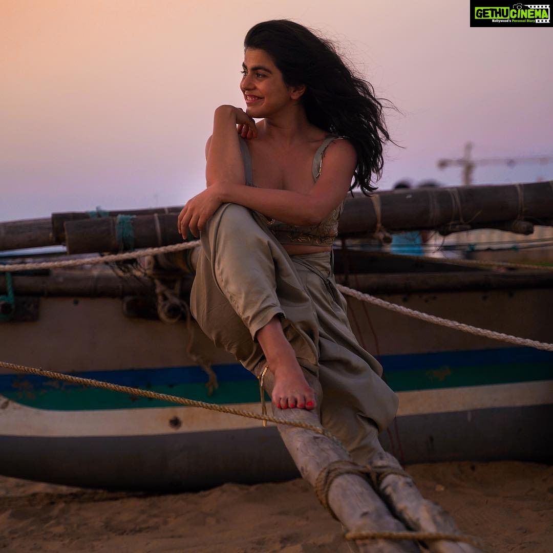 Shenaz Treasurywala Instagram - Let’s pray the cyclone passes us without any damage and takes the virus 🦠 with it. What’s it like in your area right now?? Talk to me! #cyclonenisarga #2020challenge #mumbai2020 #staysafe Mumbai, Maharashtra