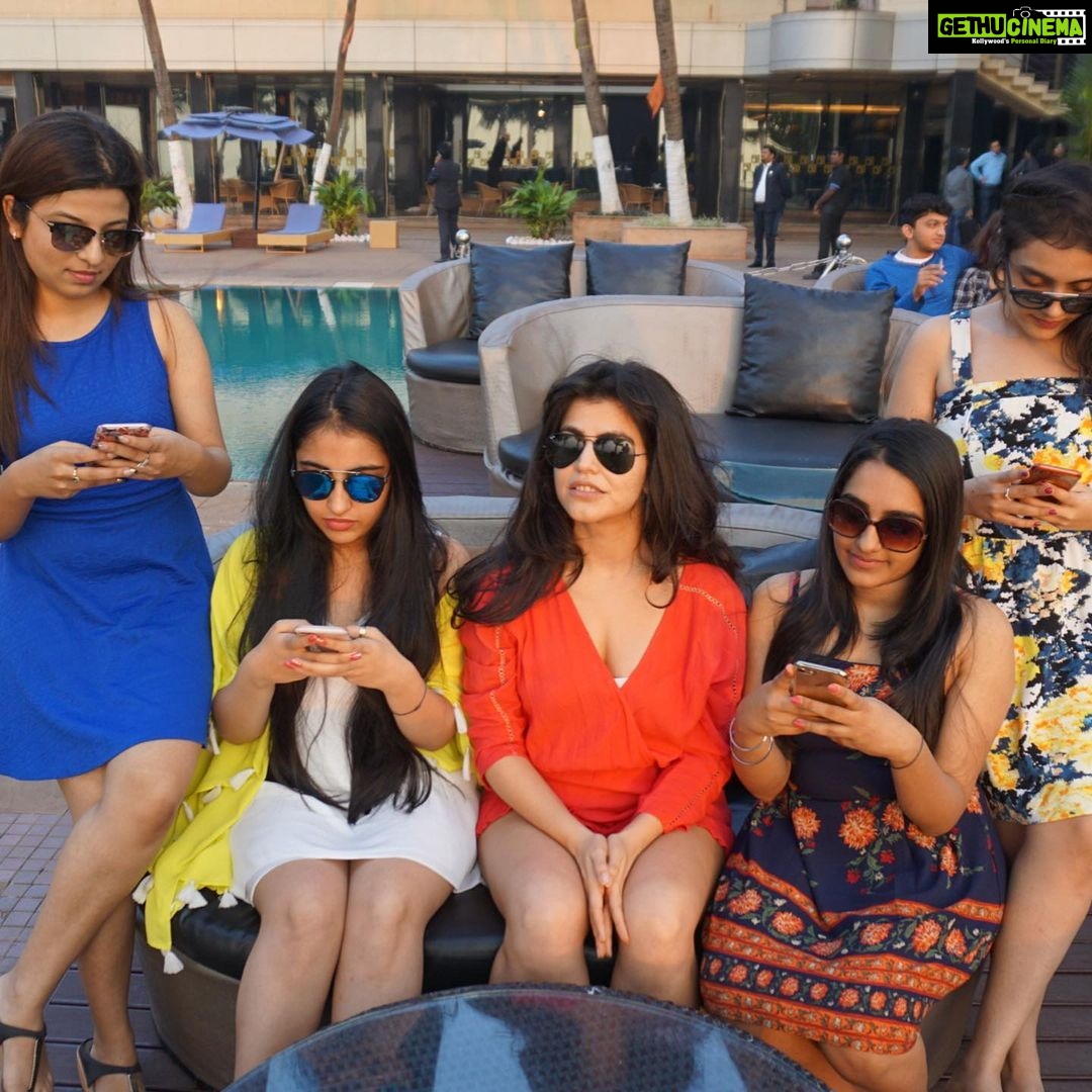 Shenaz Treasurywala Instagram - Which friends do you think of as soon as you see these pictures? 😂 Want to connect but offline? !!! Flashback to when we could meet our friends but they looked at their phones more than at us :) Will this change when we meet post covid???? #travelwithshenaz #precovid19 #connections Mumbai, Maharashtra