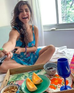 Shenaz Treasurywala Instagram - What are you eating and drinking in lockdown? What’s on your room-service menu today? While I do miss the endless luxury and pampering that comes with the hotel room, for now room service in my own bed will have to do. I brought myself room service today. And then decided to use my balcony to get a tan. #GreyGooseLife #LiveVictoriously #travelwithshenaz Shot on @goproindia Mumbai, Maharashtra