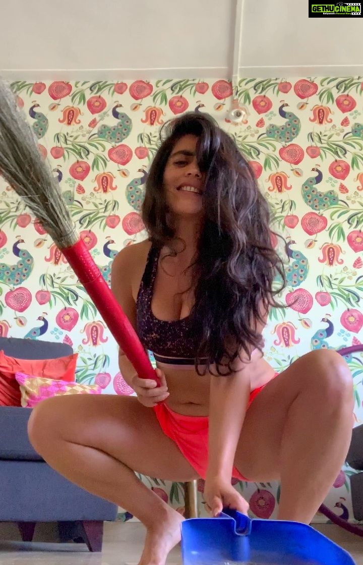 Shenaz Treasurywala Instagram - What is your mood today vs when it started? Has it got better or worse for you? Our Mental health during this is so important. Let’s discuss in the comments. #lockdown #quarentine2020 #travelwithshenaz #covid19 #stayhome #staysafe #socialdistancing #spreadhope #savelives