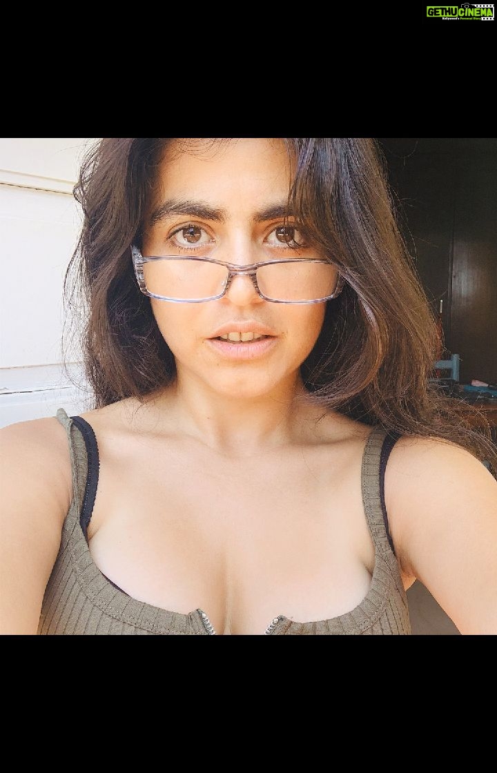 Shenaz Treasurywala Instagram - How did that make you feel and behave? Most interesting replies in my stories. Also, did i miss any points? Was this video helpful? Women if a guy is attracted to you, you will see the similar signs and behavior. #getthatguy #attraction #datingtipsformen #datingcoach #howtotellshelikesyou #travelwithshenaz #getthatgirl #romancetips #datingtips #dating101 #datinggoals Shot on iPhone