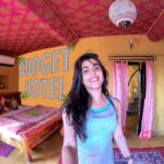 Shenaz Treasurywala Instagram - Have you stayed in a very cute, tasteful but inexpensive hotel? Please tell me about it in comments as I am looking to explore more budget hotels for you of this sort. Or do you prefer fancy? The name of this hotel is @mudmirrorguest And it’s in the Jaisilmer Fort. Walking distance from Mr Bhang who is just outside the fort ;) #budgethotel #jaisalmerfort #rajasthan_tourism #rajasthan_diaries #travelwithshenaz #travelhotelsmiles #GoPro #goproindia Jaisalmer Fort