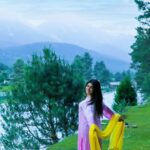Shenaz Treasurywala Instagram – Kashmir is truly the most beautiful destination in not just india but the world. Yet the one question every traveler here asks – is kashmir safe to travel to right now?

I got a lot of questions like these on my DMs and Comments so I decided to ask the locals. 

Please leave a ❤️ for Kashmir and their  hospitality!
#kashmir #kashmirvalley #kashmirtourism #travelromancesmiles