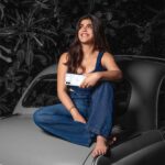 Shenaz Treasurywala Instagram - Guess the name of the phone in my hand 📱 clue 1- it’s the opposite of something! 2. Wireless charging wherever I go 3. a Glyph Interface that doubles as a portable ring-light! Come on - guess guess :))) Leave a ❤️ for the ambassador I’m sitting on ;) #flipkart #flipkartmobiles #phone1 #ad Bandra