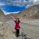 Shenaz Treasurywala Instagram - Pic 1 Ladakh : A trip which can be easily called " Haseen Dard " Pic 2 Made judwa 3 with the prayer flag Pic 3 Stared into my future dating life…oops into nothingness Pic 4 Ladakh made me breathless like no boyfriend ever could Which trip has been Haseen Dard for you? #ladakh #leh #travelromancesmiles #solotraveler