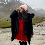 Shenaz Treasurywala Instagram - What place is drier than your ex? Ladakh is a cold desert lying in the Himalayas. Everything gets dry here. So come prepared! Oxygen is thin, altitude sickness is common. Garlic is an essential here. Garlic soup, garlic water, garlic in your food. Make sure you're here on your honeymoon, Ladakh will be the true test of your marriage ;) Jokes aside, what else would you take to Ladakh?? Red dress: @kaprapanbyanaitashah #ladakh #leh #travelromancesmiles #solotraveler