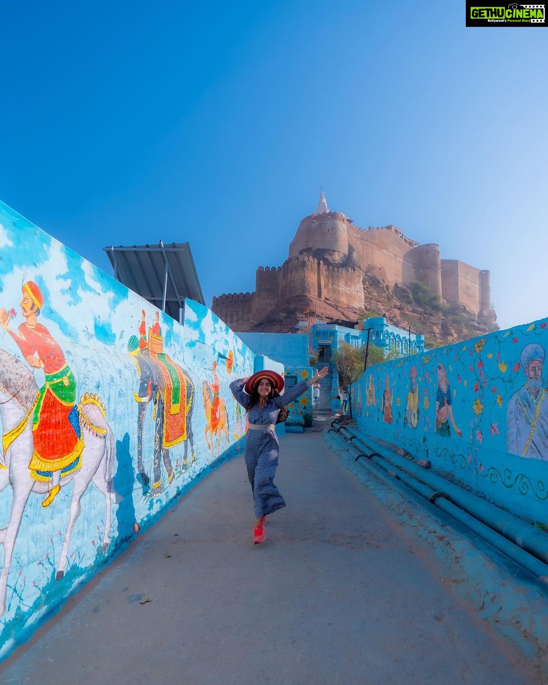 Shenaz Treasurywala Instagram - Suggestions pleaseeeeeeeeeee. I'm in Jodhpur- the Blue City!! Tell me about all your favourite things to do here 😜 #jodhpurcity #bluecity #travelromancesmiles #jodhpurdiaries Jodhpur - The Blue Heaven