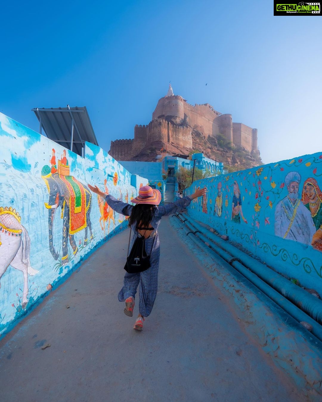 Shenaz Treasurywala Instagram - Suggestions pleaseeeeeeeeeee. I'm in Jodhpur- the Blue City!! Tell me about all your favourite things to do here 😜 #jodhpurcity #bluecity #travelromancesmiles #jodhpurdiaries Jodhpur - The Blue Heaven