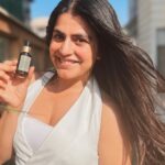 Shenaz Treasurywala Instagram - Good morning! What is the one thing that you have in your bag all day? Since so many ask me about my skin. This is what I use. It's that one product that's always in my bag - Kama Amarrupa Face Oil. I always feel why spend money on make up when I can spend that money on good skin care :)) Who agrees with me? #kamaayurveda #antiageing #amarrupafaceoil @kamaayurveda Juhu Beach