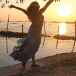 Shenaz Treasurywala Instagram - What's the best sunset you've ever seen? People always ask me how I am smiling all the time and how I always remain so cheerful. Well, one of my little secrets are sunsets. No matter where I am, I always try to watch the sunset everyday. It fills me with peace and joy and reminds me that I am a part of this big beautiful universe and all my problems are insignificant and momentary. Bringing to you the warmth and light of my favourite sunsets from all over India. #sunsetsofindia #suckerforsunsets🌅 #travelromancesmiles #loveforsunsets❤️