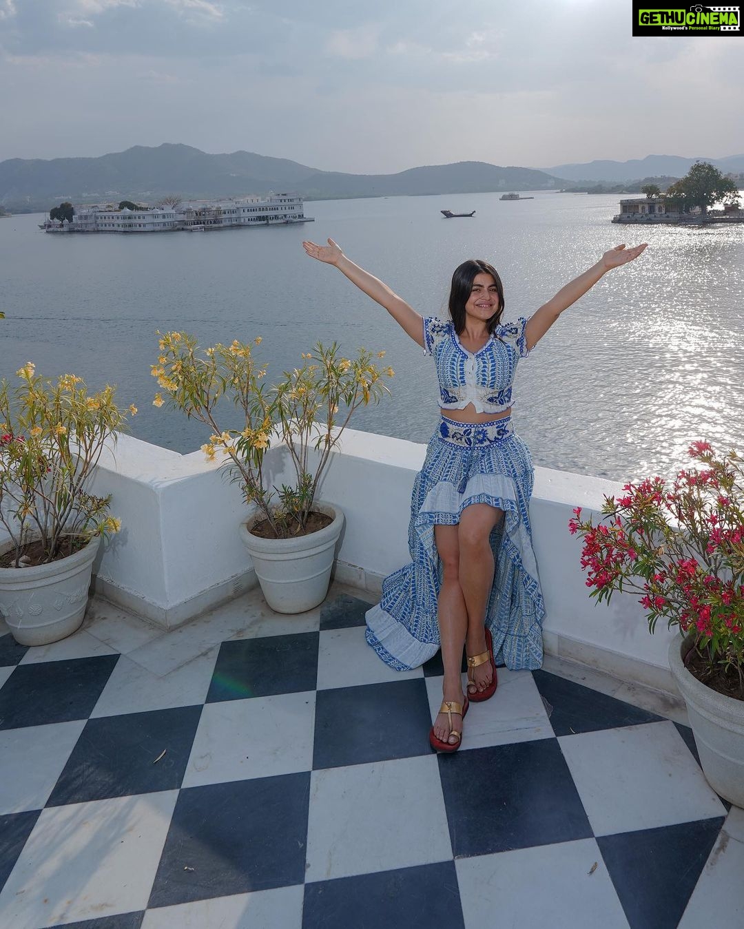 Shenaz Treasurywala Instagram - Udaipur single or Udaipur with a boyfriend/girlfriend? Im not going to lie- In the most romantic city in the world makes me miss a boyfriend 🙂 But then I quickly change my mind 😜 Udaipur with or without a partner is spectacular ❤️🤩 PS the view from this hotel is 😍 Definitely worth a visit #traveludaipur #jagatniwas #travelromancesmiles #udaipurdiaries #ootd @vipulshahbags Jagat Niwas Palace, Udaipur, India