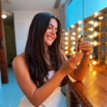 Shenaz Treasurywala Instagram - Good morning! What is the one thing that you have in your bag all day? Since so many ask me about my skin. This is what I use. It's that one product that's always in my bag - Kama Amarrupa Face Oil. I always feel why spend money on make up when I can spend that money on good skin care :)) Who agrees with me? #kamaayurveda #antiageing #amarrupafaceoil @kamaayurveda Juhu Beach