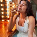 Shenaz Treasurywala Instagram - Good morning! What is the one thing that you have in your bag all day? Since so many ask me about my skin. This is what I use. It's that one product that's always in my bag - Kama Amarrupa Face Oil. I always feel why spend money on make up when I can spend that money on good skin care :)) Who agrees with me? #kamaayurveda #antiageing #amarrupafaceoil @kamaayurveda Juhu Beach