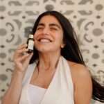 Shenaz Treasurywala Instagram - Good morning! What is the one thing that you have in your bag all day? Since so many ask me about my skin. This is what I use. It's that one product that's always in my bag - Kama Amarrupa Face Oil. I always feel why spend money on make up when I can spend that money on good skin care :)) Who agrees with me? #kamaayurveda #antiageing #amarrupafaceoil @kamaayurveda Juhu Beach