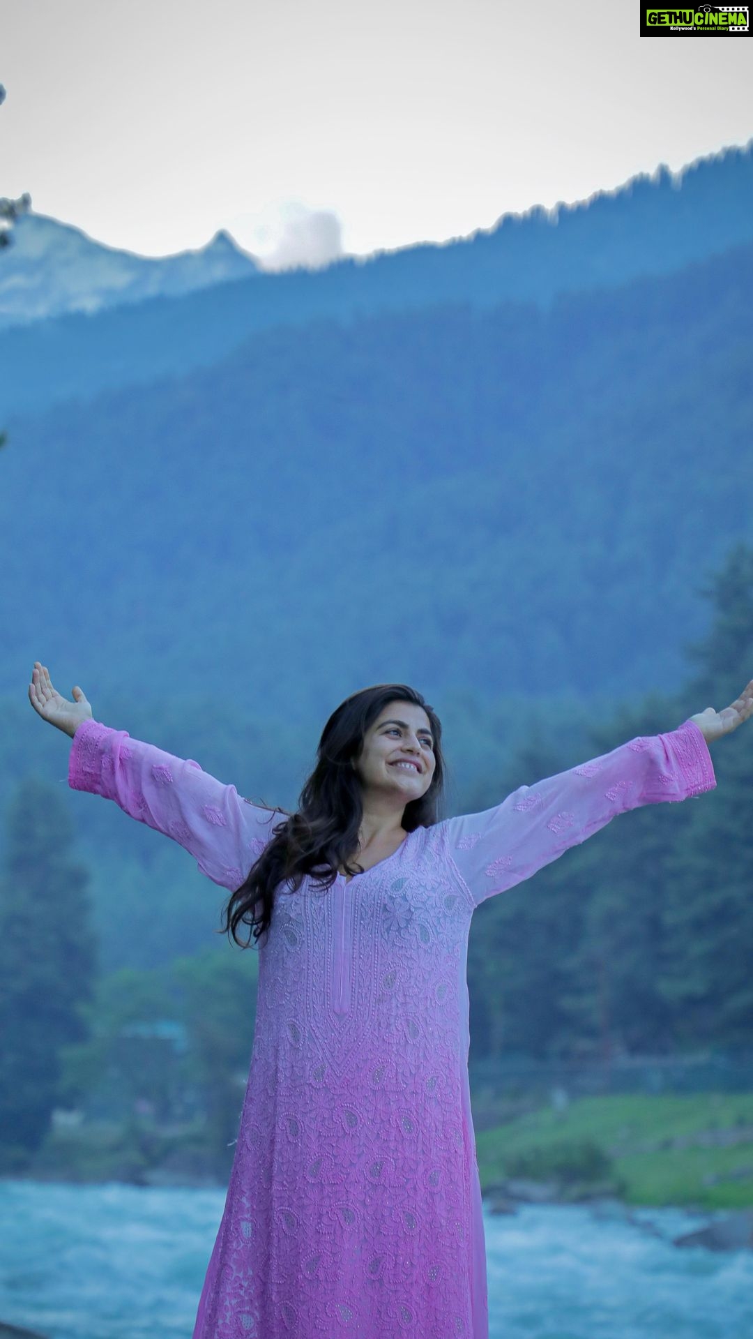 Shenaz Treasurywala Instagram - Is Kashmir safe? Kashmir! Movies have been made about it beauty. Songs have been sung. But we always used to have a small doubt about visiting because of its unfortunate politics. Until recently just a couple of years ago when tourists started visiting again. So I asked the locals how they felt about Kashmir and this is what they had to say. #kashmirissafe #kashmirdairies #travelwithshenaz #kashmirisbeautiful❤️
