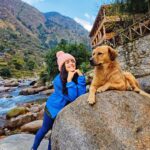 Shenaz Treasurywala Instagram - We are - in a relationship 😂😍 Who has been your friend and guide recently?? This was me, all set to run Travathon in my @asicsindia outfit and trail running shoes! Mr Gabbar ran the entire trail with me with his bare paws 🐾 and bushy tail guiding me the whole way. #travelwithshenaz #SoundMindSoundBody #travathon #shenaztribe Tirthan