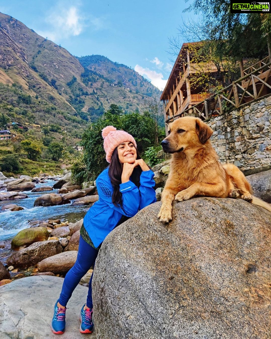 Shenaz Treasurywala Instagram - We are - in a relationship 😂😍 Who has been your friend and guide recently?? This was me, all set to run Travathon in my @asicsindia outfit and trail running shoes! Mr Gabbar ran the entire trail with me with his bare paws 🐾 and bushy tail guiding me the whole way. #travelwithshenaz #SoundMindSoundBody #travathon #shenaztribe Tirthan
