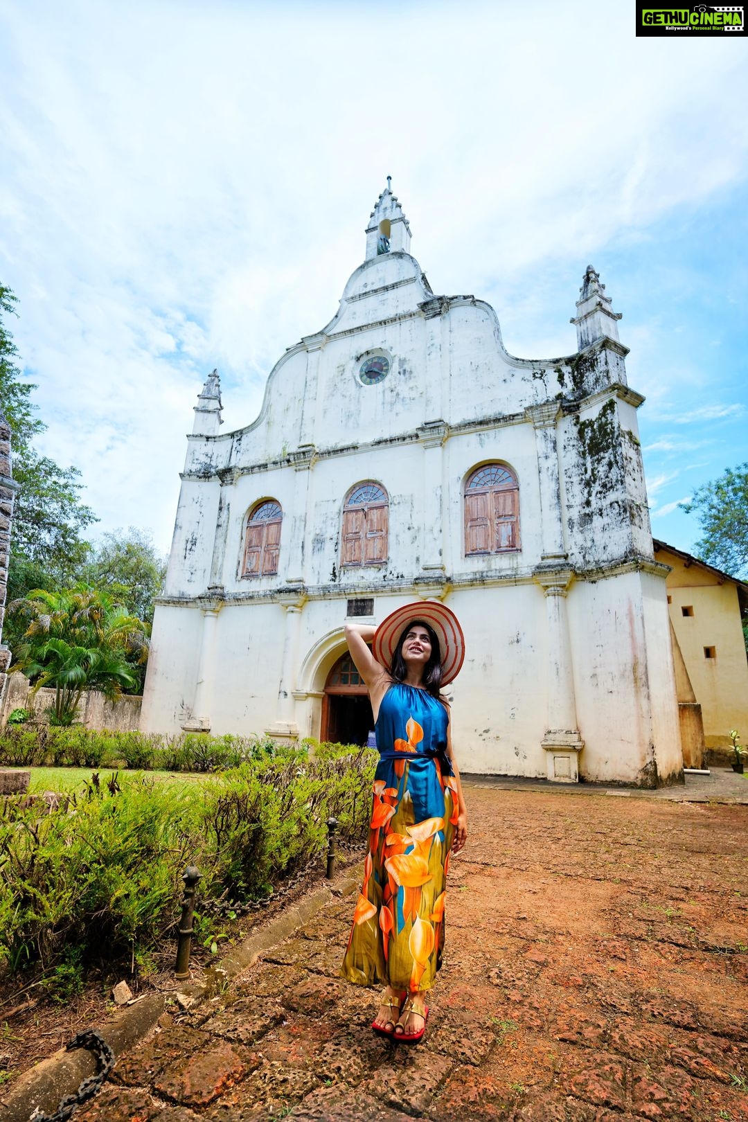Shenaz Treasurywala Instagram - What else can I explore in Kochi next time? 3 hours is very short in Kochi - I have to come back ❤️😍 @kashiartcafe @bruntonboatyard_cghearth #travelwithshenaz #kochidiaries #3hoursinkochi #traveldiaries