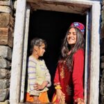 Shenaz Treasurywala Instagram – What do you take away from a place when you travel? For me it’s the people I meet and the stories they tell that are always most memorable. 

I met this little girl in Chehnikothi and she took around and showed me the Lord Krishna Temple which is where we took this picture.

#travelwithshenaz #travelmemory #himachaldaries #chehnikothi Chehni Kothi