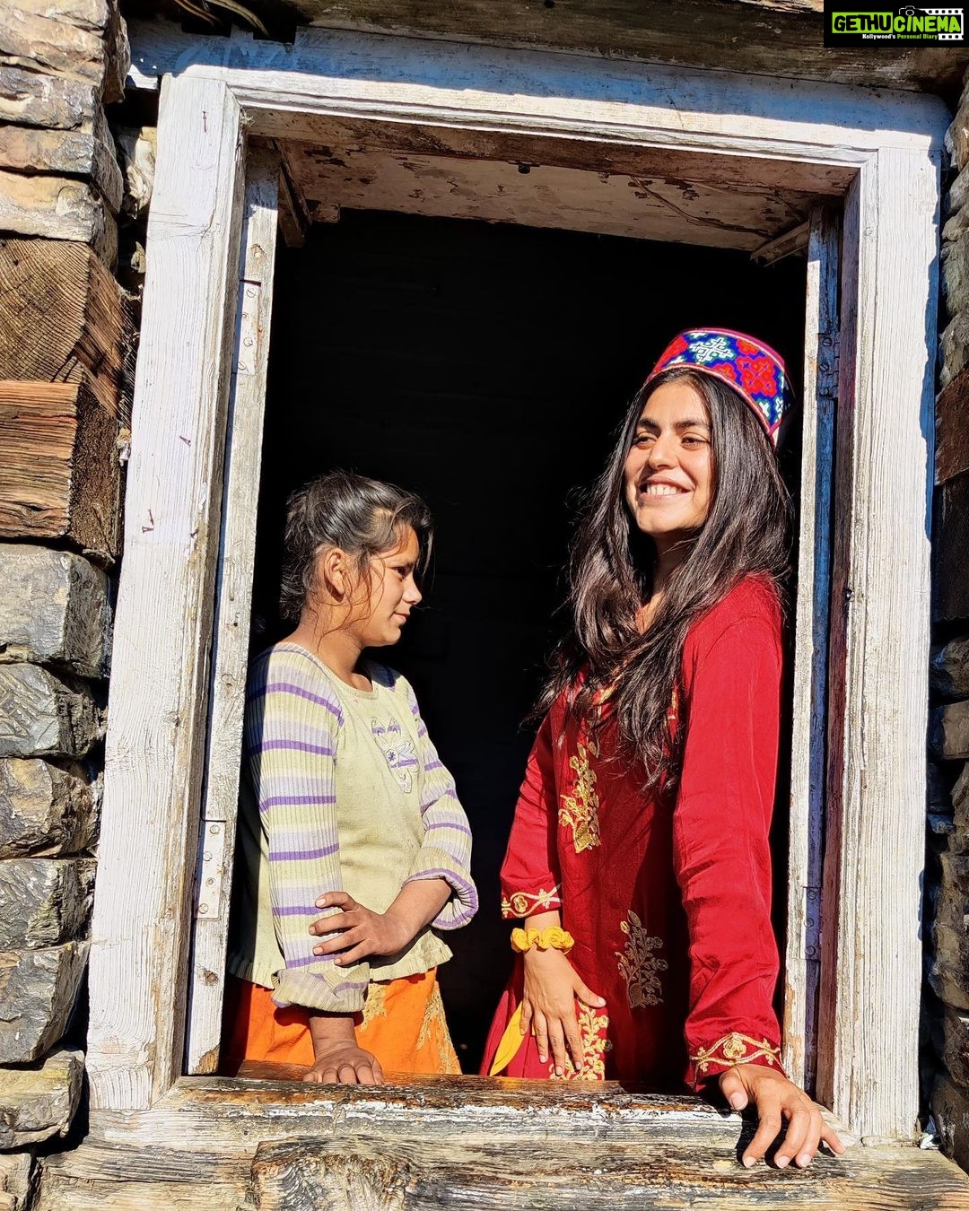 Shenaz Treasurywala Instagram - What do you take away from a place when you travel? For me it's the people I meet and the stories they tell that are always most memorable. I met this little girl in Chehnikothi and she took around and showed me the Lord Krishna Temple which is where we took this picture. #travelwithshenaz #travelmemory #himachaldaries #chehnikothi Chehni Kothi