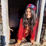 Shenaz Treasurywala Instagram - What do you take away from a place when you travel? For me it's the people I meet and the stories they tell that are always most memorable. I met this little girl in Chehnikothi and she took around and showed me the Lord Krishna Temple which is where we took this picture. #travelwithshenaz #travelmemory #himachaldaries #chehnikothi Chehni Kothi