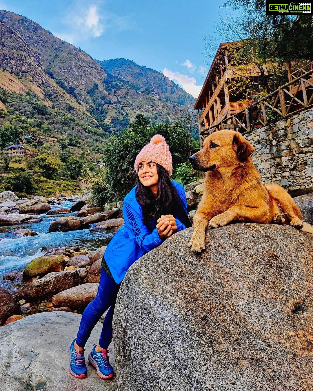 Shenaz Treasurywala Instagram - We are - in a relationship 😂😍 Who has been your friend and guide recently?? This was me, all set to run Travathon in my @asicsindia outfit and trail running shoes! Mr Gabbar ran the entire trail with me with his bare paws 🐾 and bushy tail guiding me the whole way. #travelwithshenaz #SoundMindSoundBody #travathon #shenaztribe Tirthan